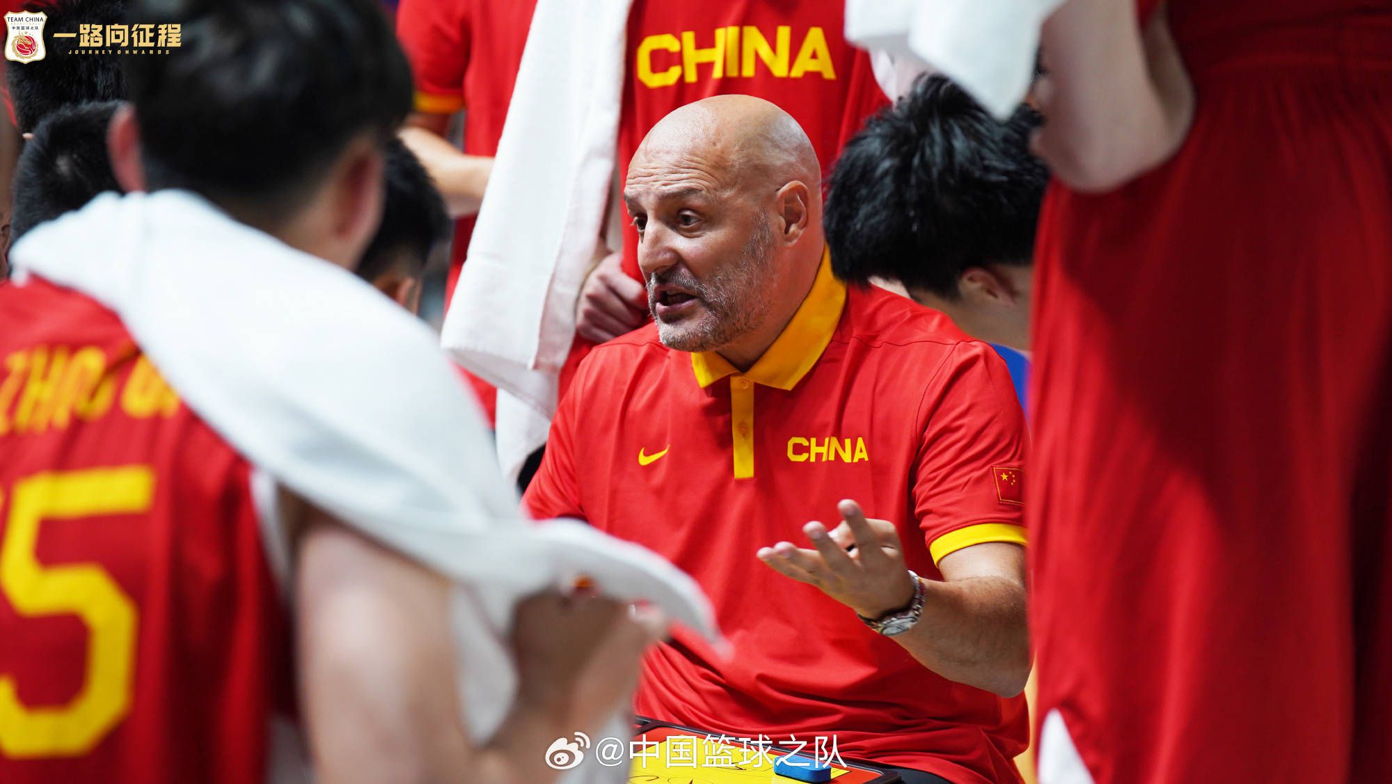 多名NBA高管：鹈鹕几乎不可能裁掉锡安据TA记者MikeVorkunov报道，由于锡安上赛季仅出战了29场比赛，他后三个赛季（2025-26、2026-27、2027-28）的合同将不再受保障。